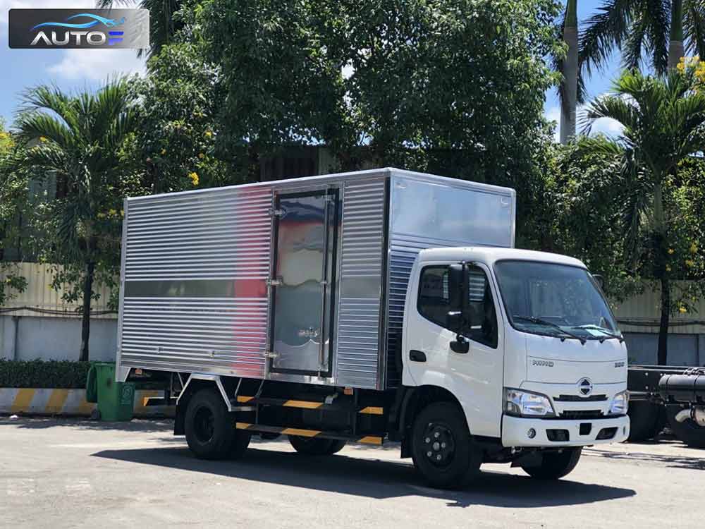 Xe tải Hino XZU650L (1.9t - 4.5m) thùng kín inox